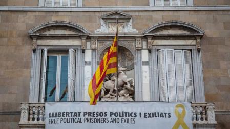 Los lazos siguen colgados tras asegurar Torra que acataba la orden de retirarlos