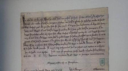 Uno de los documentos de la muestra 'Conflictos y concordias en la Pamplona de los burgos (S. XII-S. XV)'.