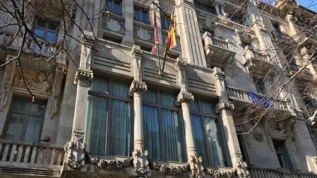 ERC retira los lazos de la fachada de Economía antes de que lo hagan los Mossos