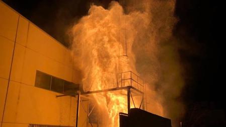 Extinguido un incendio en el silo de una carpintería del polígono de Arguedas