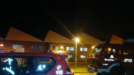 Bomberos de Logroño sofocan un fuego en una empresa papelera de Viana