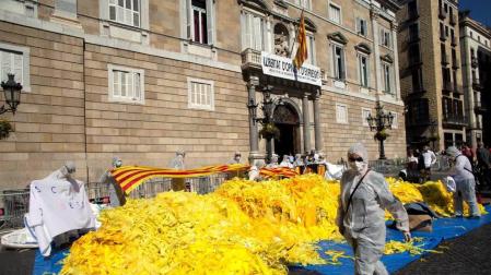 Antiindependentistas vuelcan miles de lazos amarillos frente a la Generalitat