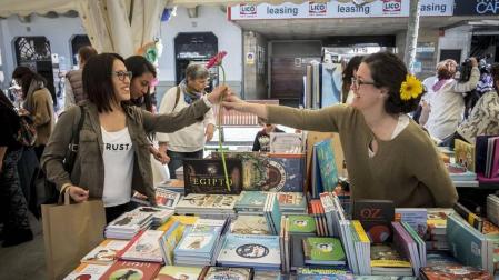 Numeroso puestos de librerías ofrecieron descuentos a los navarros en la Avenida Carlos III