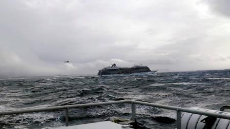 El crucero Viking Sky será remolcado mientras sigue la evacuación del pasaje