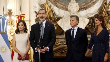 Han iniciado su visita con una ofrenda floral al monumento en Buenos Aires del general José de San Martín
