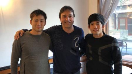 Dos jugadores japoneses de fútbol sala entrenan con Osasuna Magna