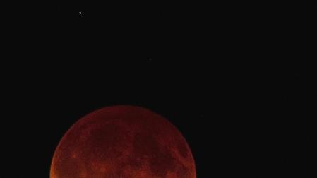 Un eclipse total ti&ntilde;e la Luna de rojo durante 78 minutos