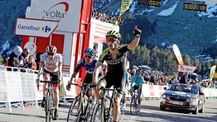 Adam Yates reina en Vallter 2000 y De Gendt salva el liderato de la Volta