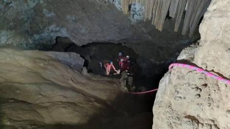 Rescatados dos jóvenes tras pasar la noche perdidos en el interior de una cueva en Alli