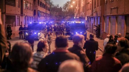 Vecinos protestan frente a la casa del supuesto asesino de Vallecas (Madrid)