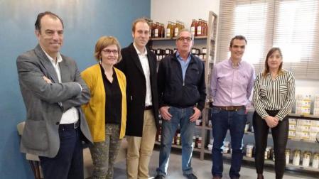 Parlamentarios forales visitan en San Adrián 'La Fábrica Vieja' de Conservas El Navarrico