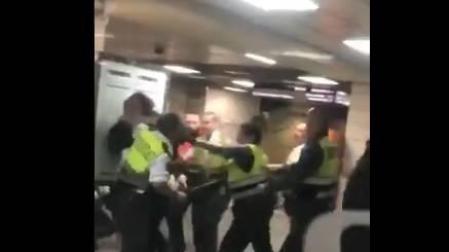 Imagen del vídeo durante la detención de un extranjero en el vestíbulo de la estación de Plaza de Catalunya de Barcelona.