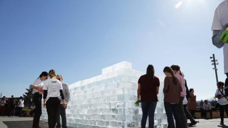 El artista estadounidense nacido en Madrid Iñigo Manglano-Ovalle ha llevado la instalación a base de bloques de hielo, 'Fluids Navarra', al Museo del campus universitario.