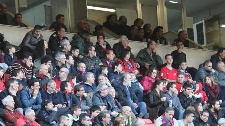 Fotos del búscate en la grada del Osasuna - Nàstic