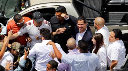 Guaidó aterriza en Caracas y pasa los controles sin ser detenido