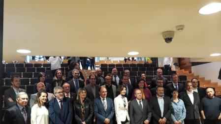 Autoridades, ponentes, moderadores y organizadores del II Ribera Forum, organizado por Diario de Navarra y Navarra Capital, posaron juntos tras la clausura de la jornada.