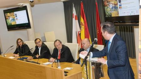 De izda. a dcha., Marifé Blanco, Ricardo Gil, Rafael Remírez de Ganuza, Nacho Calvo y Martín Sarobe, en su conversación sobre gastronomía.