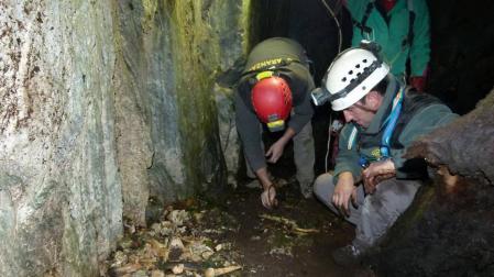 Exhumados los restos de dos personas en la Sima de Ardaitz
