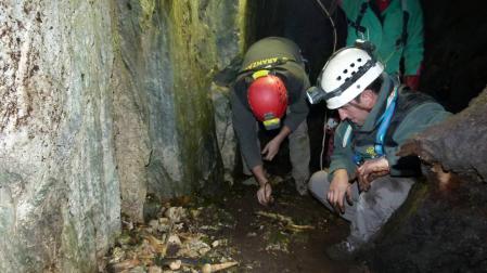 Exhumados los restos de dos posibles presos de la fuga de Ezkaba en la sima de Ardaitz