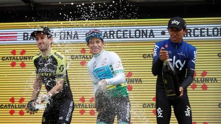 Miguel Ángel López resiste a Adam Yates y conquista la Volta