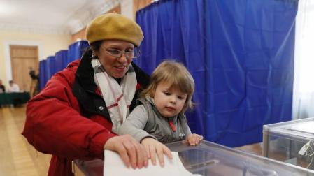 Ucrania se enfrenta este domingo a una reñida batalla por la presidencia del país