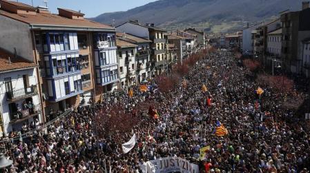A la convocatoria han acudido miles de personas, entre 35.000 y 50.000 según la delegación del Gobierno y 60.000 según los organizadores