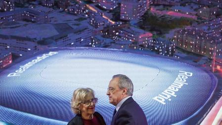 El presidente del Real Madrid, Florentino Pérez, y la alcaldesa de Madrid, Manuela Carmena , durante la presentación de la reforma del estadio Santiago Bernabéu, este martes, en Madrid.