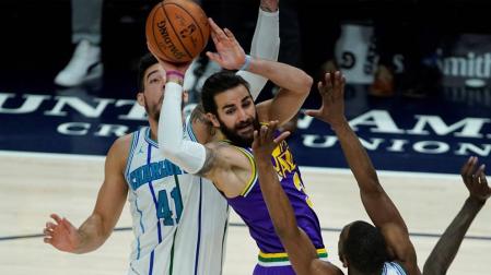 Ricky Rubio, en acción ante Kemba Walker y Willy Hernangomez, de Charlotte Hornets.