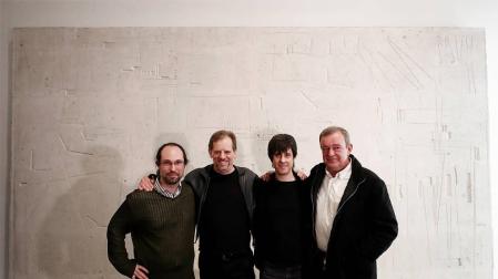 El compositor Juanjo Eslava (i), autor de la ópera 'Oteiza' que se estrenará en Pamplona en mayo, junto al bajo estadounidense Nicholas Isherwood (2i), el director musical Nacho Paz (2d) y el gerente Txema Lacunza (d), posan en el interior del Museo de Navarra.
