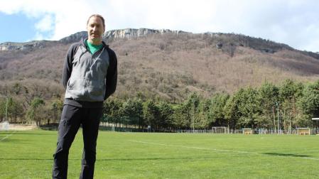 Fútbol en las alturas en Mendigain, el campo del Club Deportivo Urbasa