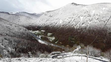 Las nevadas débiles vuelven a teñir de blanco el norte de Navarra