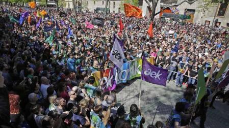 La carrera que recauda dinero para la alfabetización del euskera ha finalizado en el Paseo de Sarasate.