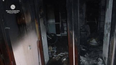 Un hombre trasladado al hospital al inhalar humo en un incendio en su casa