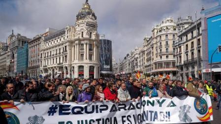 Policías y guardias civiles se manifiestan en Madrid por la equiparación "real"