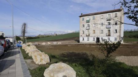 Denuncian que rodean de rocas el acceso a un edificio en la Rochapea