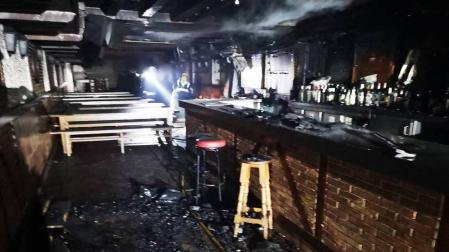 Un cortocircuito, posible origen del fuego que quemó de madrugada la peña Alegría en Pamplona
