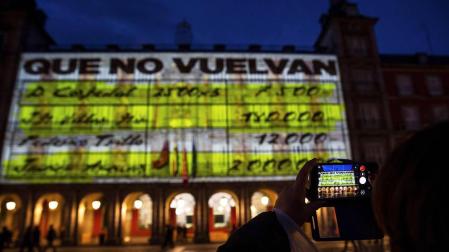 Proyectan imágenes de los "papeles de Bárcenas" en la Plaza Mayor de Madrid