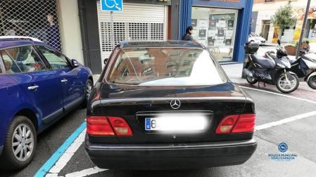 Retirado un coche con matrícula falsa en Pamplona aparcado en plaza reservada