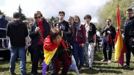 Imágenes del acto celebrado en la Vuelta del Castillo de Pamplona con motivo de la conmemoración de la instauración de la II República.