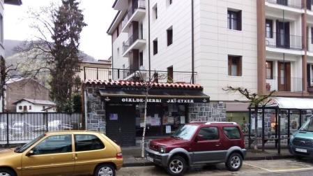 La Asociación Católica de Padres de Leitza dona un local para biblioteca
