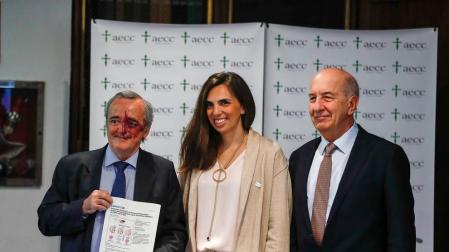 El Jefe del Servicio de Oncología Médica del Hospital Universitario Ramón y Cajal de Madrid; la directora de investigación de la AECC, Marta Puyol; y el jefe del Grupo AXA- CNIO de Oncología Experimental de la FSP CNIO adscrita al Instituto de Salud.