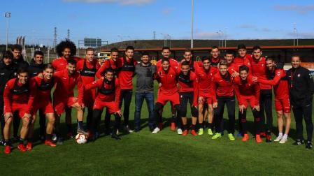 Manu Zapata, de Los Lobos, con los jugadores y técnicos de Osasuna, en una visita a Tajonar.