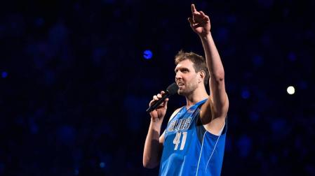 Dirk Nowitzki se dirige al público de Dallas al anunciar su retirada.