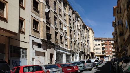 Los ruidos y suciedad de la travesía Guelbenzu hartan a sus vecinos
