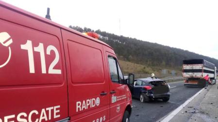 Tres heridos leves tras un accidente entre un turismo y un camión en la AP-15