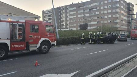 Un herido leve tras volcar con su coche en la avenida de Navarra