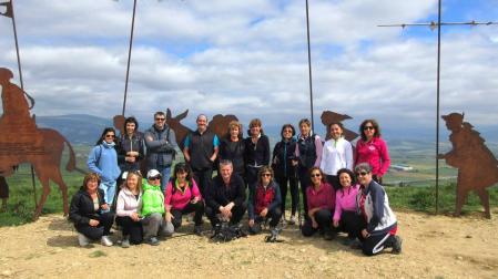Foto de miembros de la comunidad universitaria en el alto del Perdón, durante otra etapa del Camino de Santiago.