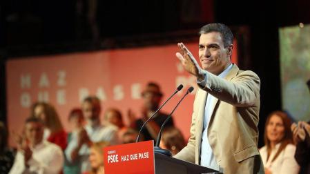 El presidente del Gobierno, Pedro Sánchez, participa en un acto de campaña electoral del PSOE en el Centro de Congresos Pirámide de la localidad tinerfeña de Arona.
