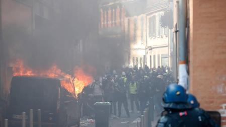 Manifestantes y policía, durante los enfrentamientos en Toulouse.
