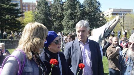 Ana Ollo, Uxue Barkos y Koldo Martínez, en el homenaje a represaliados del franquismo que ha tenido lugar este sábado en la Vuelta del Castillo de Pamplona.